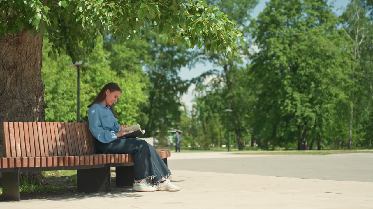햇빛이 비치는 자연 속에서 작업을 준비하는 여성, 자연 환경에서 노트북으로 목표를 설정하는 여성, 밝고 화창한 날씨에 야외에서 계획적으로 일정을 계획하는 여성