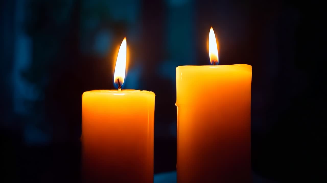 Due candele su un tavolo con uno sfondo blu