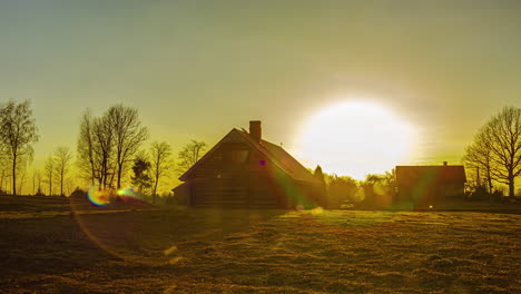 Sonnenuntergang-Und-Sonnenaufgang-Hinter-Einem-Landhaus