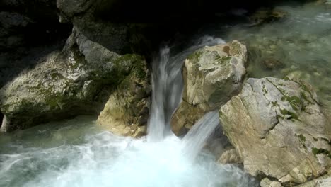 los rápidos del río fluyen en una pequeña cascada, una hermosa escena en el desfiladero de tolminka en el valle de soca, eslovenia