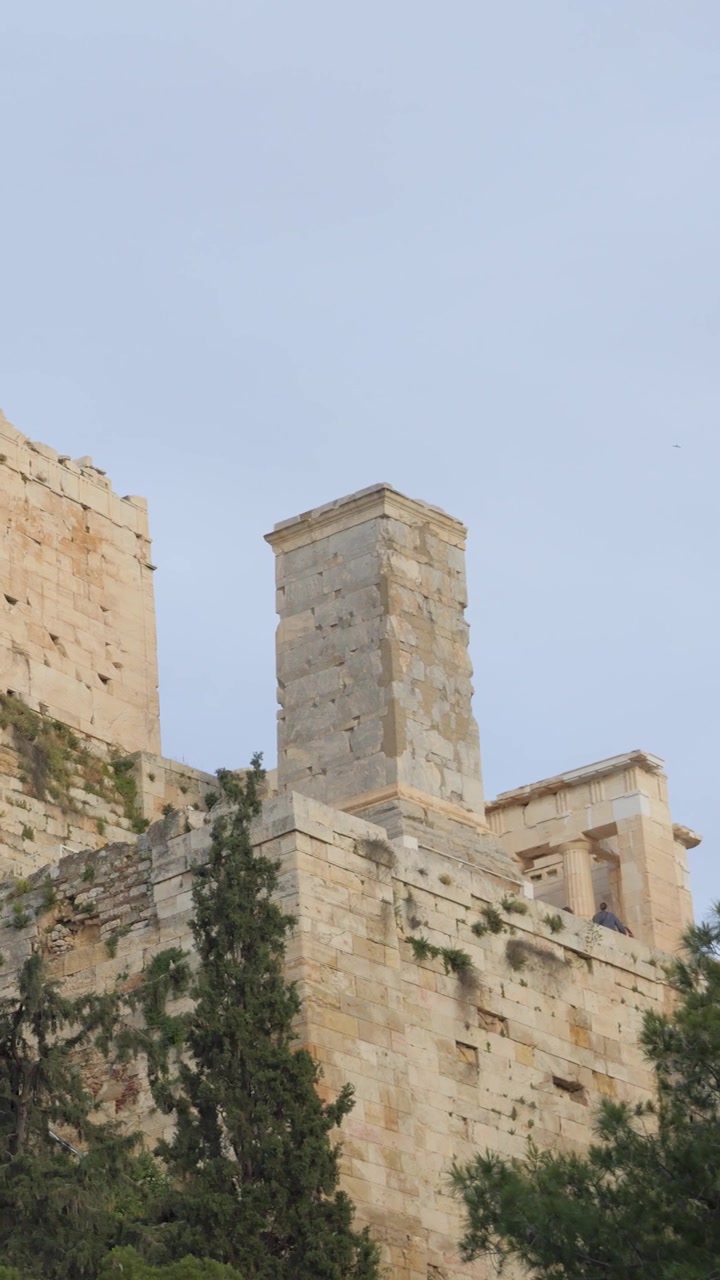 Vista verticale verso l'alto della magnifica Acropoli ad Atene, Grecia, un simbolo senza tempo della storia e dell'architettura greca antica.