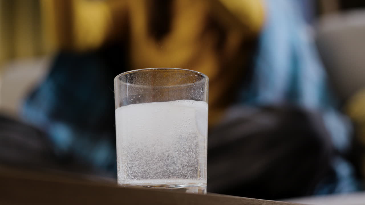 유리잔에 뿌리는 약물