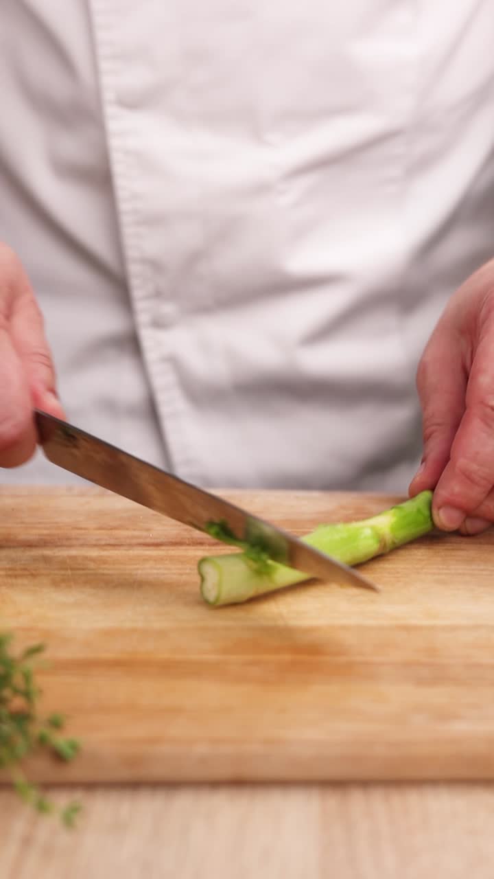 아스파라거스를 준비하는 요리사