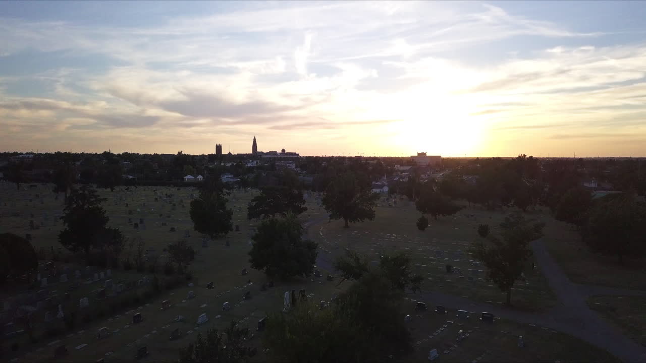 Ripresa drone su cimitero al crepuscolo. Cielo al tramonto