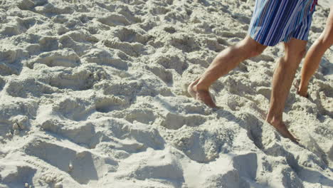 Mann-Geht-Am-Strand-Spazieren