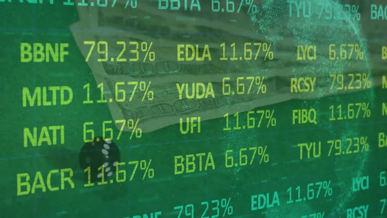 animación del procesamiento de datos financieros sobre dados y billetes de dólares estadounidenses en fondo verde