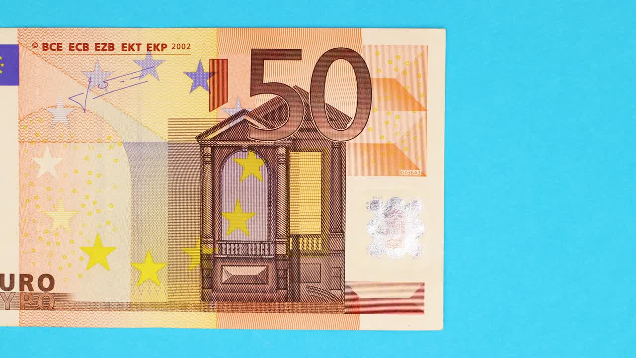 파란색 바탕에서 지나가는 유로 지폐 - 스 모션