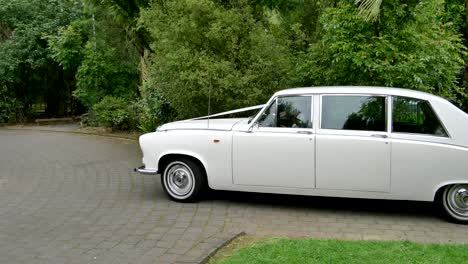 foto de coche de bodas blanco o limusina