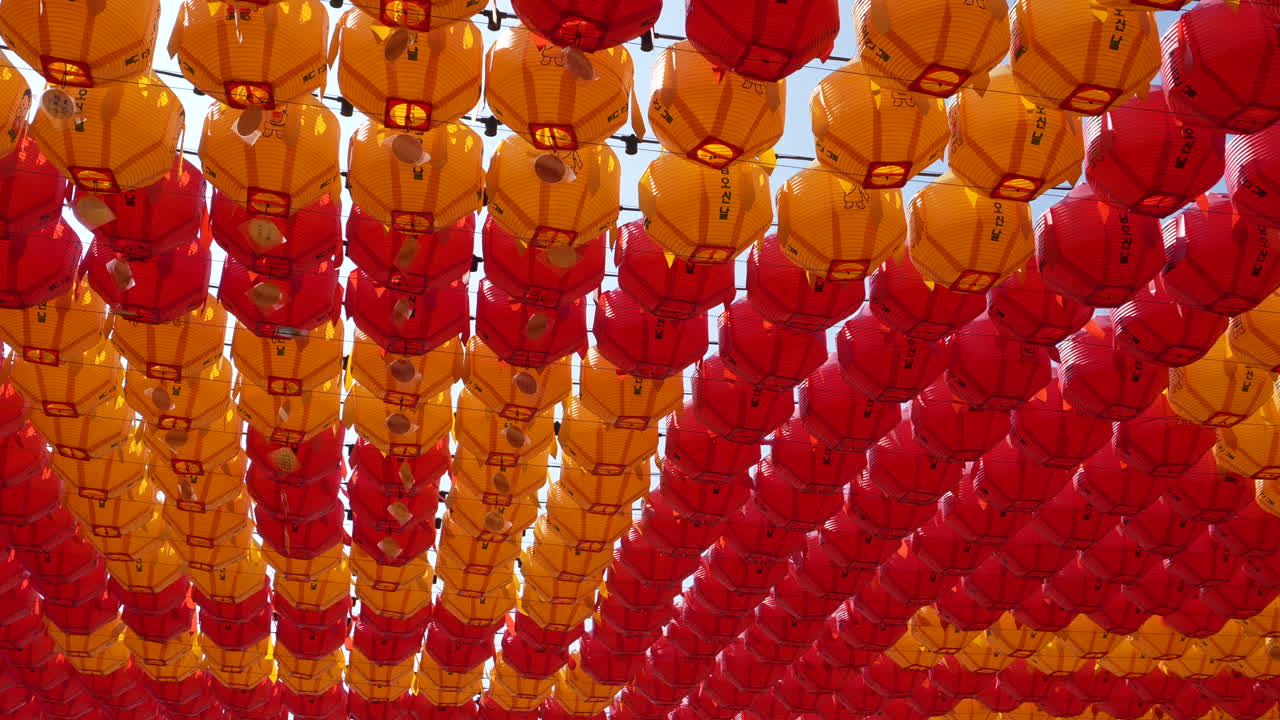 Decoração de Lanternas Chinesas Tradicionais Vermelhas e Amarelas na Vila Ngong Ping, Hong Kong