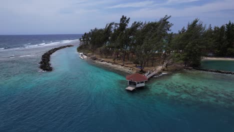 Honduras-Roatan-Bay-Islands-Dockansicht-Und-Wellenbrecher-Air2s-5k