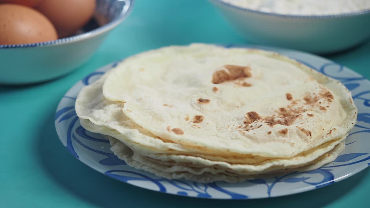 preparación de roti casera con ingredientes