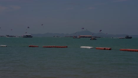 Los-Turistas-Disfrutan-De-La-Diversión-Del-Parapente-En-Pattaya,-Tailandia