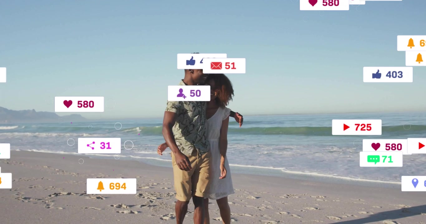 Et par går på stranden, hvilket udløser flydende sociale medieikoner, der viser vækst og samhørighed, mens ikonerne falmer.