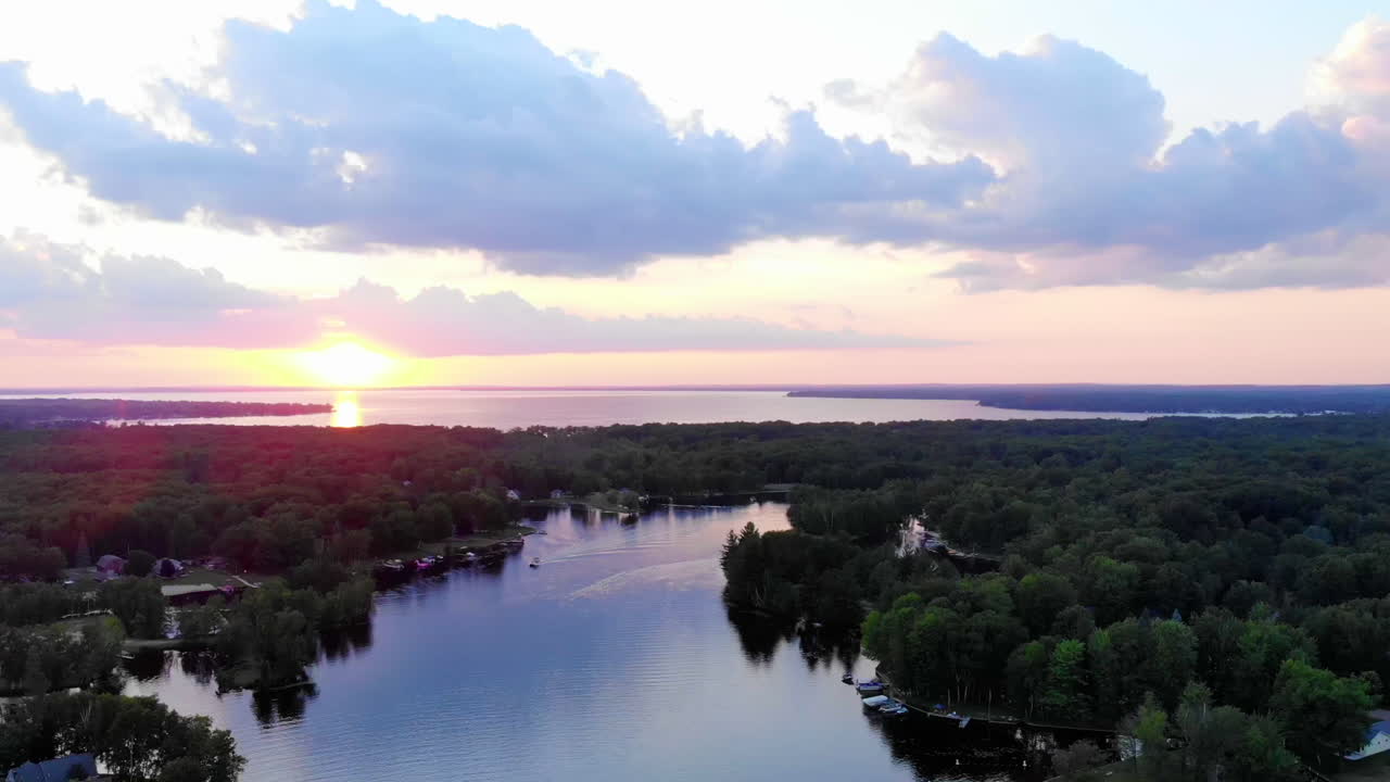 Dronebeelden van zonsondergang bij Houghton Lake in Michigan, VS, tijdens de zomer