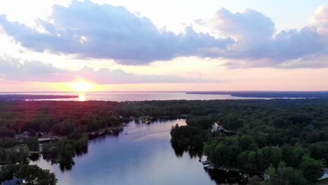 imágenes de drones de la puesta de sol en el lago houghton en michigan, estados unidos durante el verano