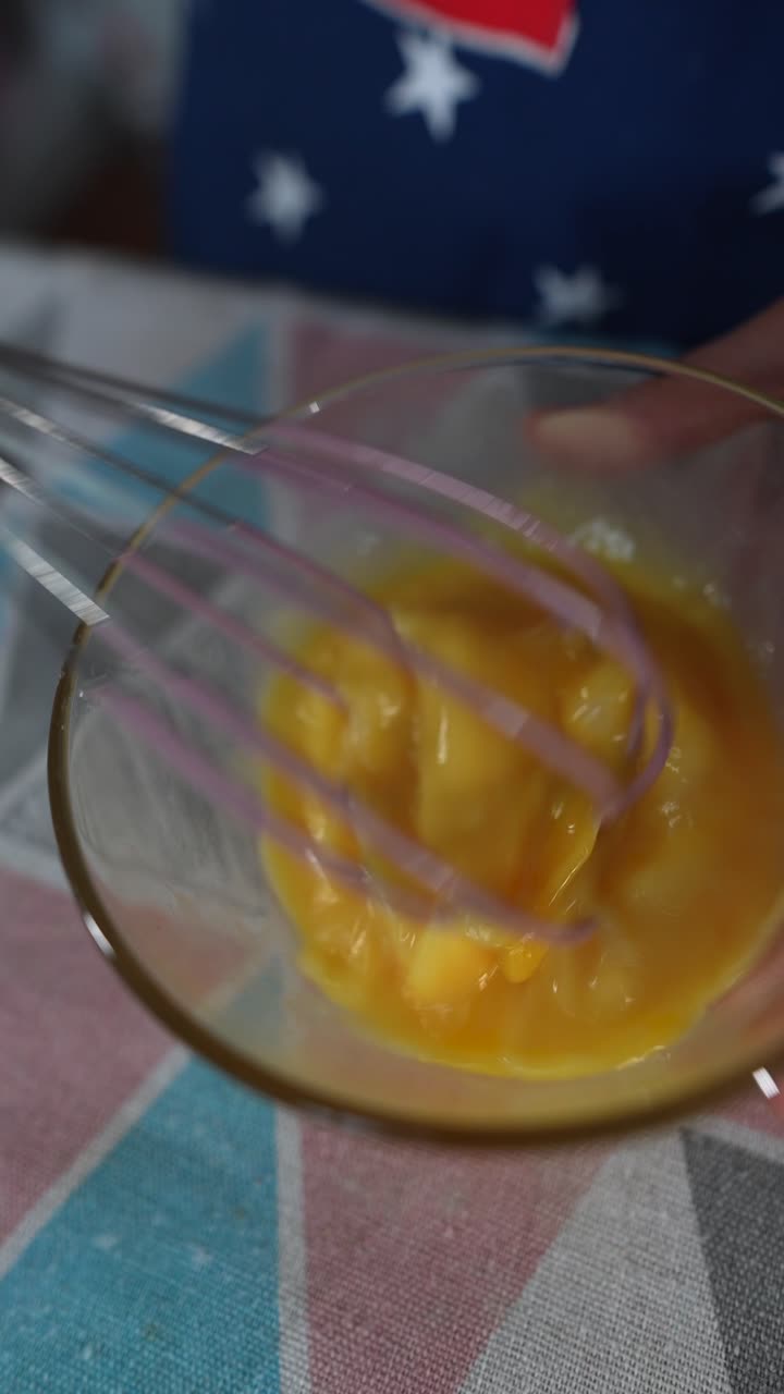 Mescolare le uova con una frusta