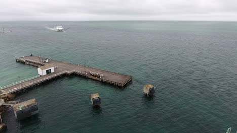 Fähre-Von-Sorrent-Kommt-In-Den-Hafen