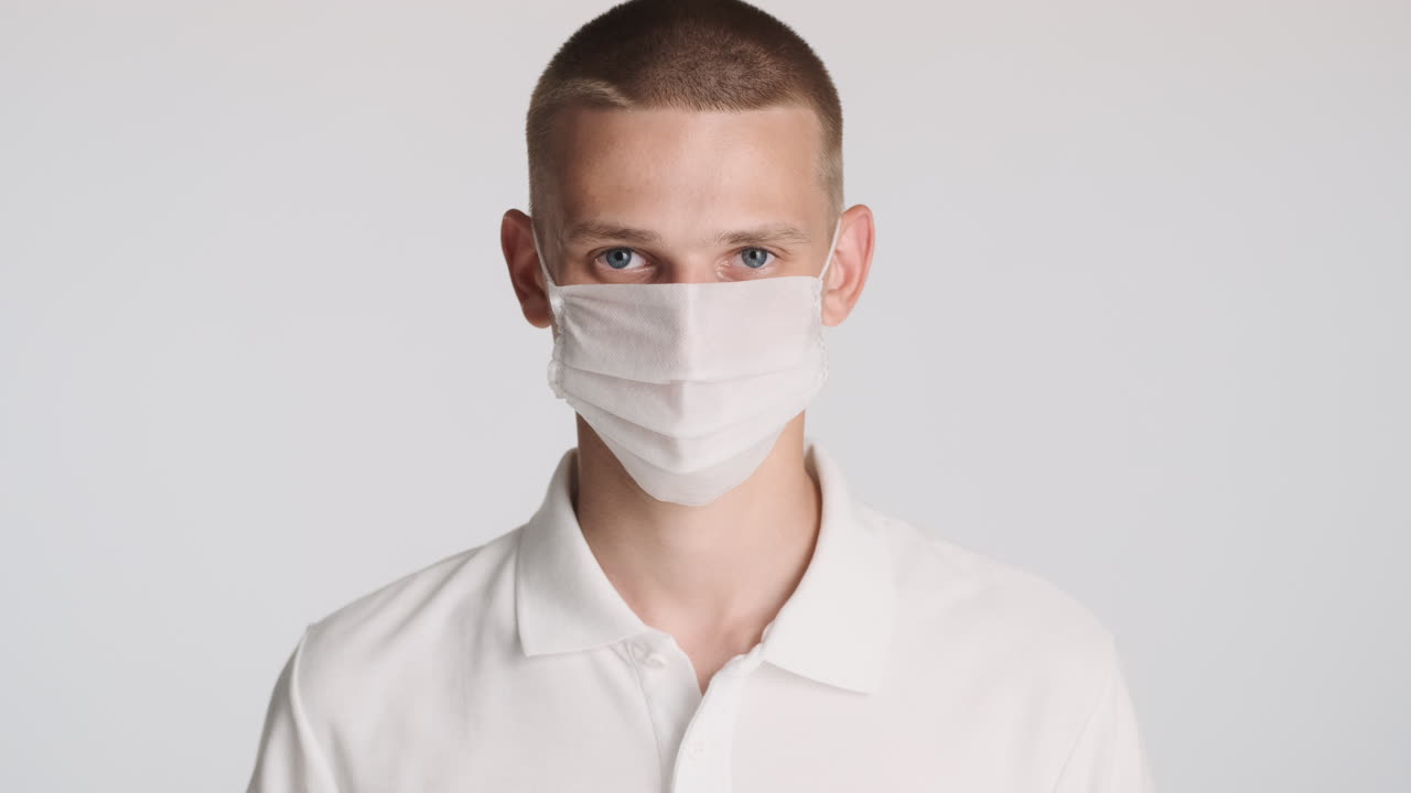 얼굴 마스크를 입은 젊은 남자