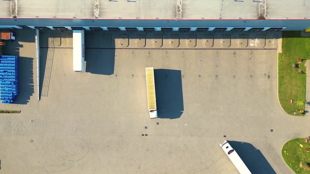 vista aérea de almacenes de almacenes o fábricas industriales o centros logísticos desde arriba