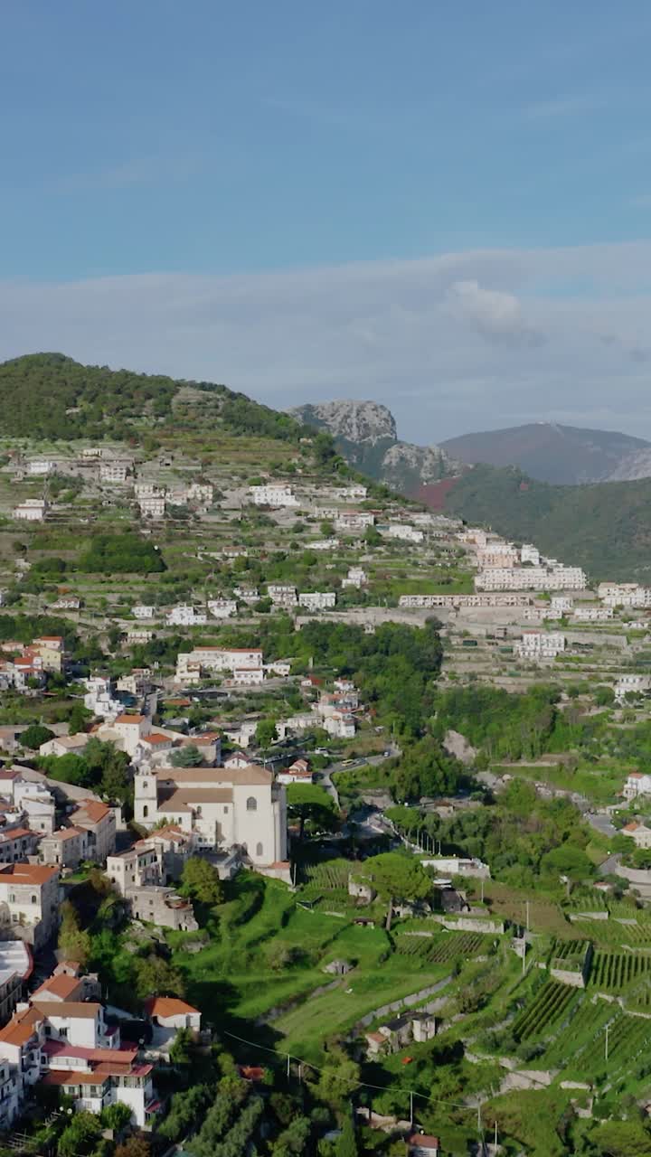 Vista aerea di un villaggio italiano su un pendio terrazzato.
