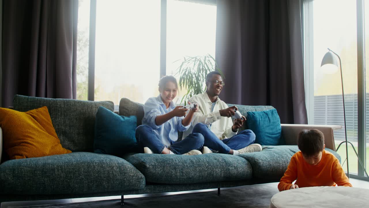 personas jugando videojuegos