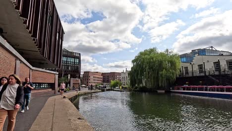 gente caminando por el canal en camden