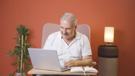 satisfecho con lo que ve en la computadora portátil, el anciano asiente con la cabeza.