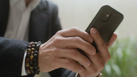 hombre usando su teléfono inteligente en el hotel