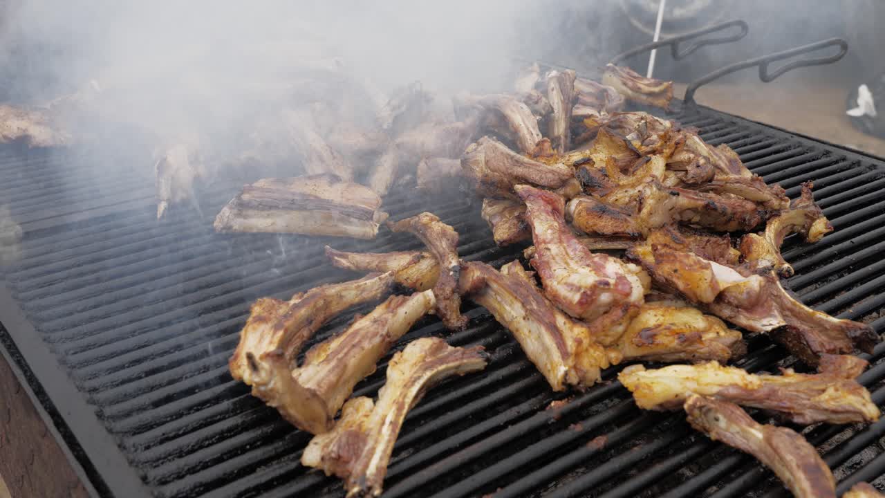 cocción de carne en la parrilla de barbacoa