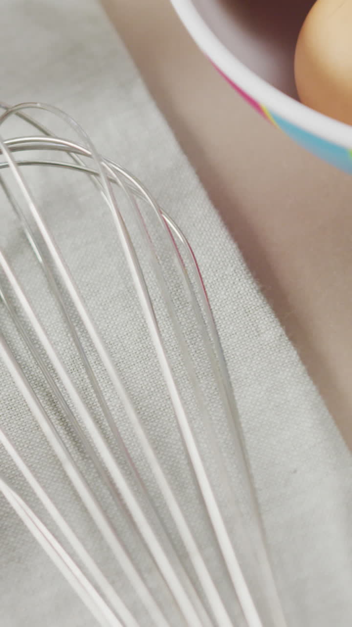 video de vista aérea de huevos y batido de huevos en tela rústica sobre fondo beige