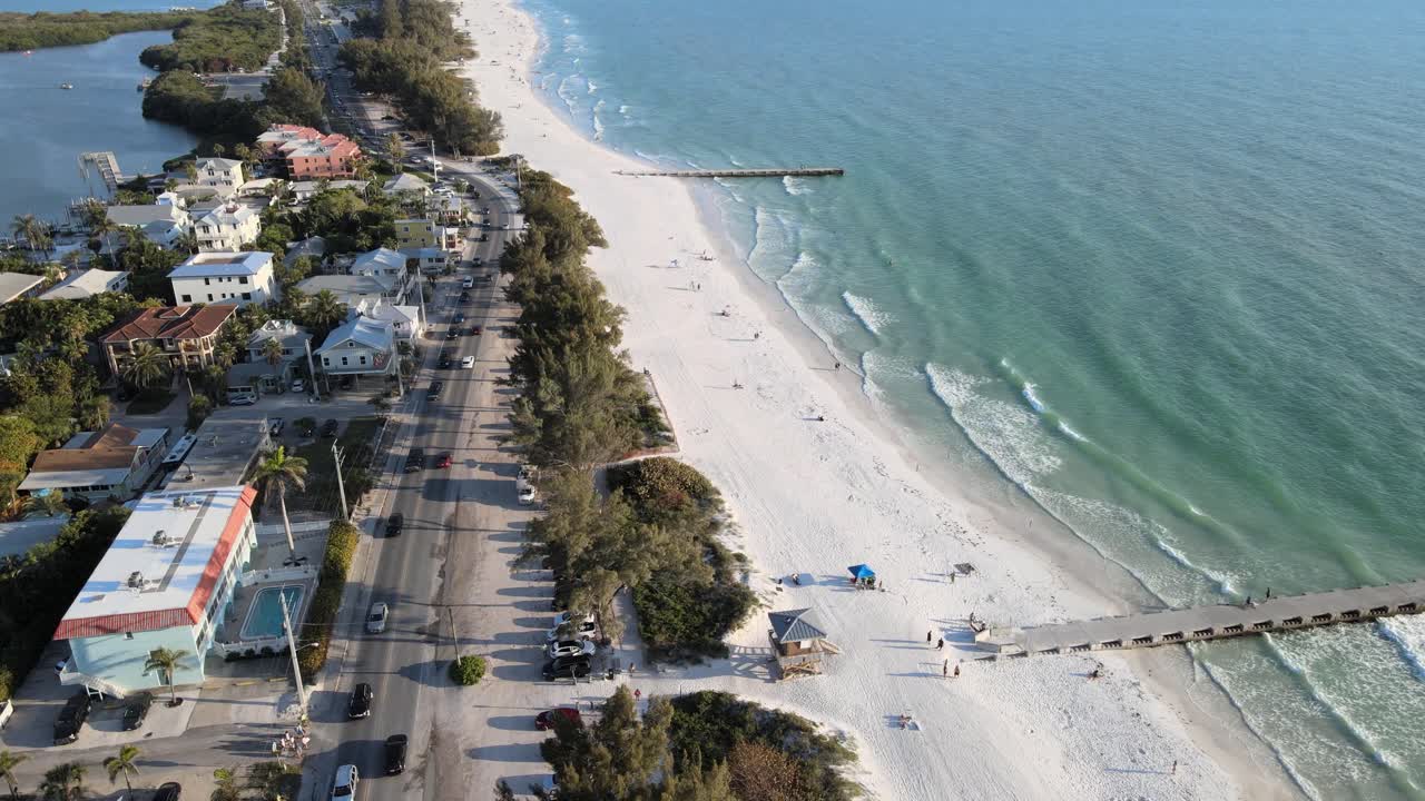 playa cortez en bradenton, florida, hermosas olas rompiendo en la orilla