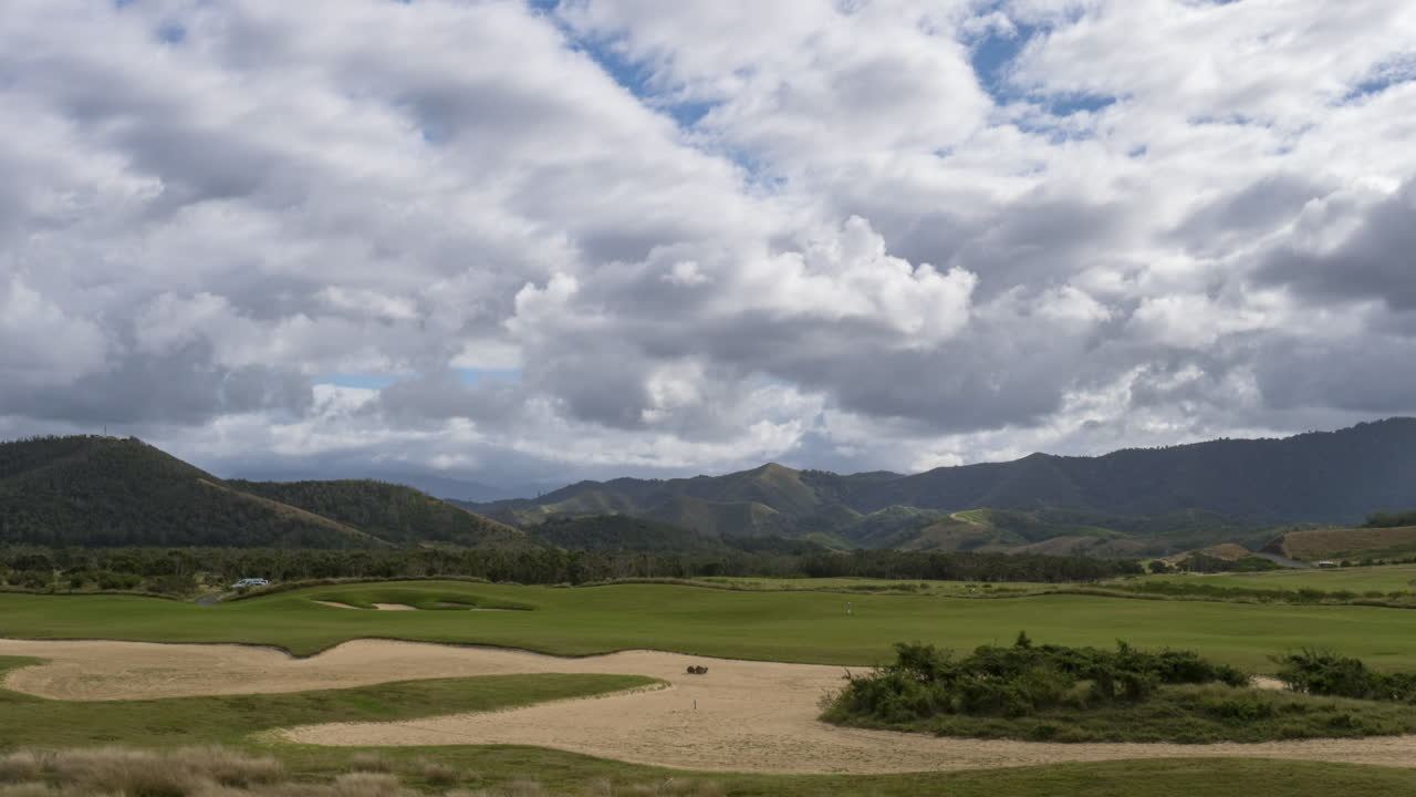Timelapse de un paisaje de nubes dramático sobre el campo de golf Deva en Nueva Caledonia