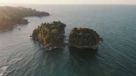 Remota-Isla-Tropical-Frente-A-La-Costa-De-Punta-Mona