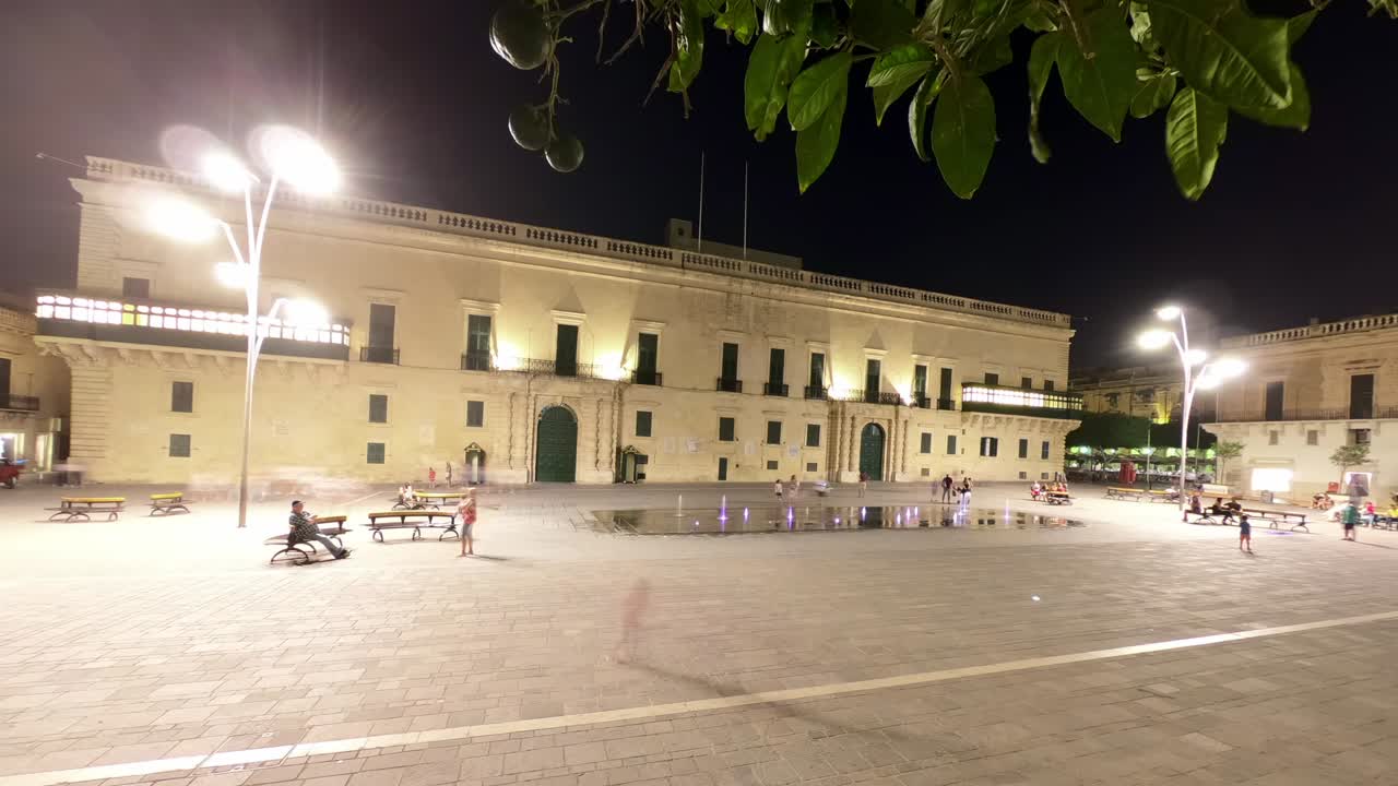 malta, valletta, excelente video de lapso de tiempo desde la plaza de san jorge por la noche