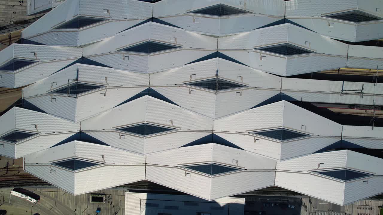 wien hbf drone aerial, estación central de trenes con trenes que llegan y salen, toma de arriba hacia abajo, viena, austria