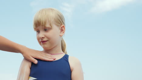 Mamá-Está-Aplicando-La-Protección-Solar-De-Su-Hija-Contra-El-Sol-En-Vacaciones-4k-Video