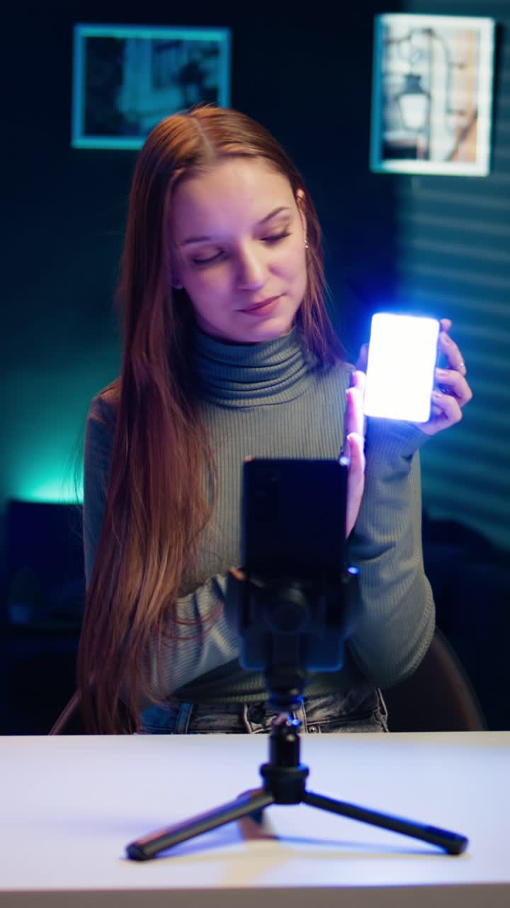 Giovane vlogger che recensisce il pannello luminoso LED portatile