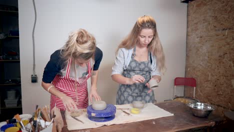 dos mujeres creando cerámica
