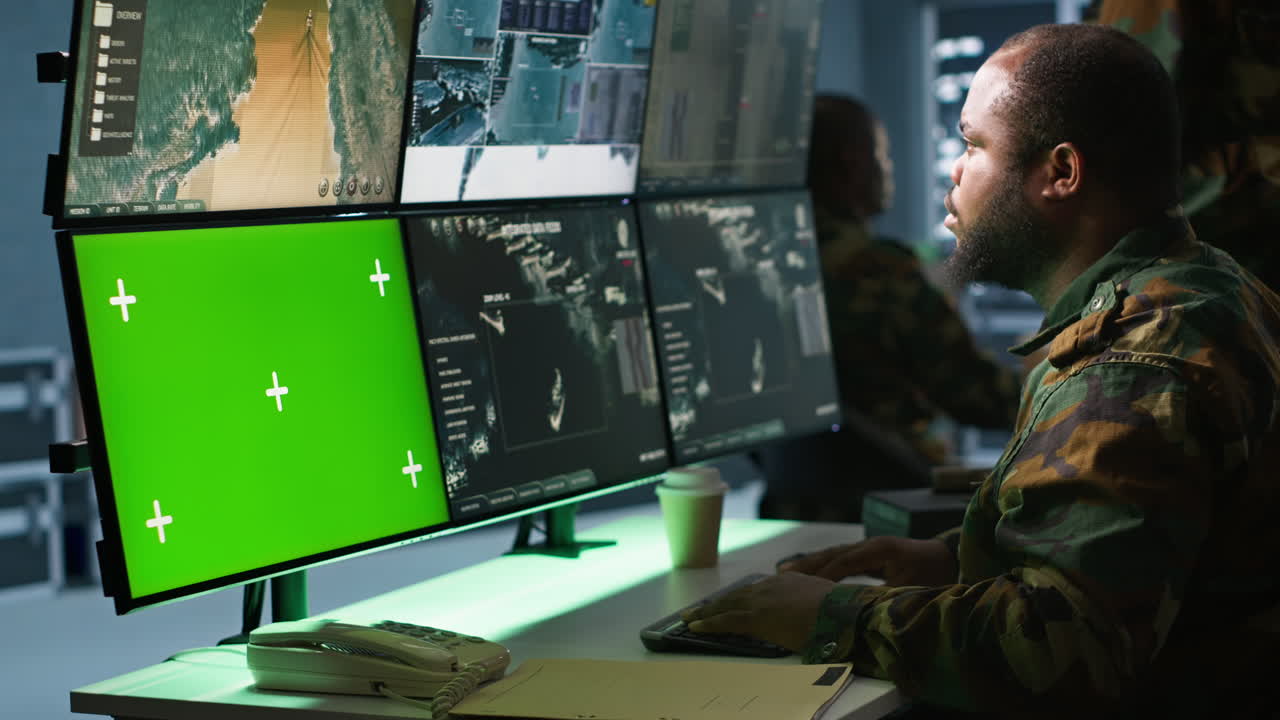 agente militar trabajando en la sala de control, usando software en la tableta