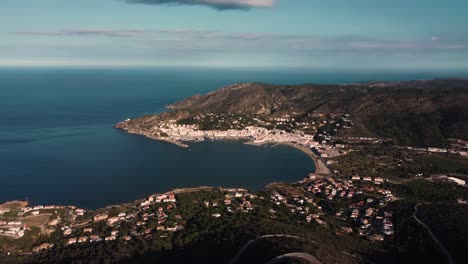 El-Port-De-La-Selva-Es-Una-Pequeña-Ciudad-Portuaria-Catalana-Justo-En-La-Cordillera-Costera-Catalana-En-España