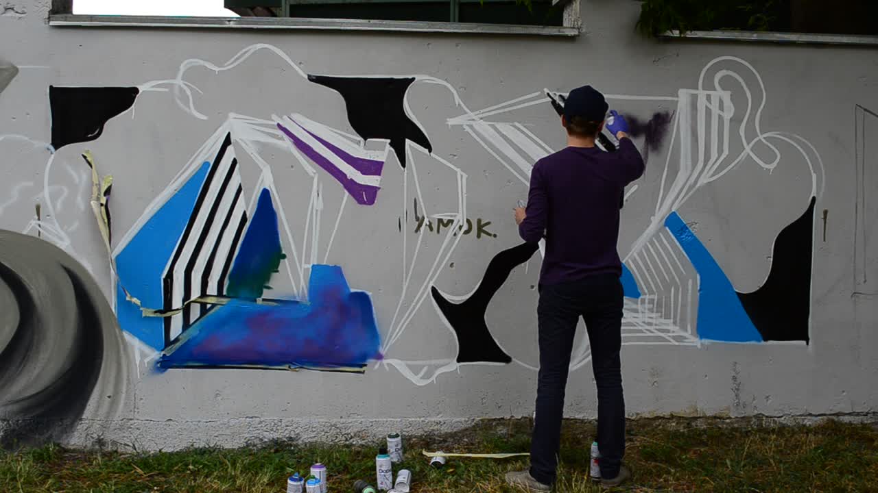 Processo di Creazione di Graffiti, Recinzione. L'Artista Disegna Graffiti