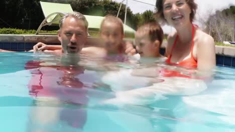 Glückliche-Eltern-Und-Ihre-Kinder-Am-Pool