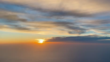 Impresionante-Cielo-Naranja-Desde-Una-Cabina-De-Jet-Durante-El-Crucero-Por-El-Mar-Mediterráneo-Al-Atardecer