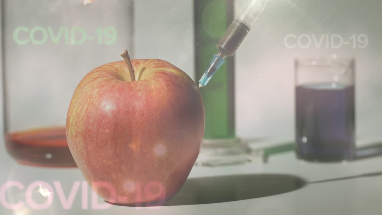 animación de la palabra covid 19 y una jeringa sumergiéndose en una manzana