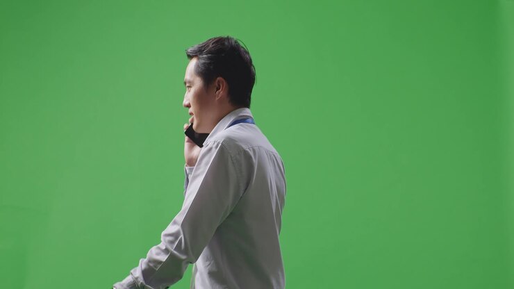 Uomo che parla al telefono, vista di profilo