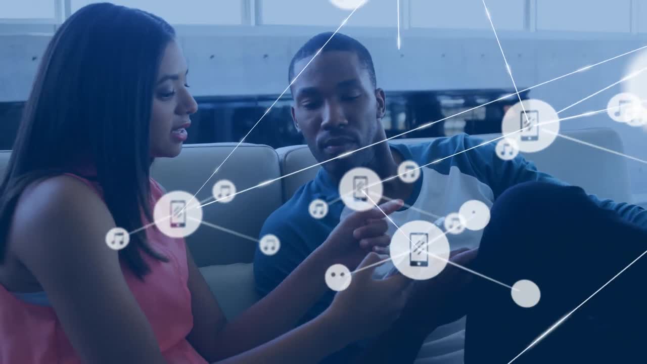 animación de iconos conectados sobre diversos compañeros de trabajo discutiendo informes por teléfono móvil en la oficina.