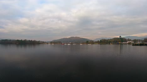 Escena-Brumosa-Sobre-El-Lago-Windermere-En-El-Parque-Nacional-Inglés-Del-Distrito-De-Los-Lagos