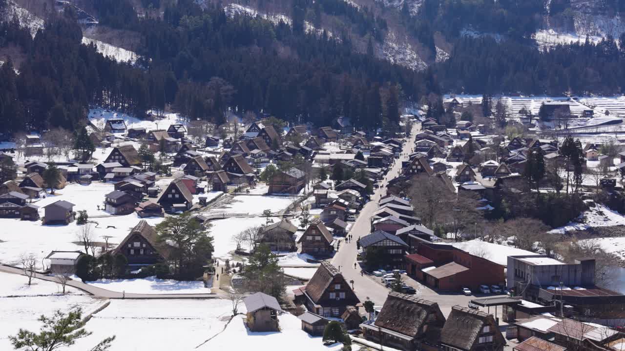 toma panorámica del establecimiento de la aldea de casas con techo de paja de shirakawa-go en gifu, japón
