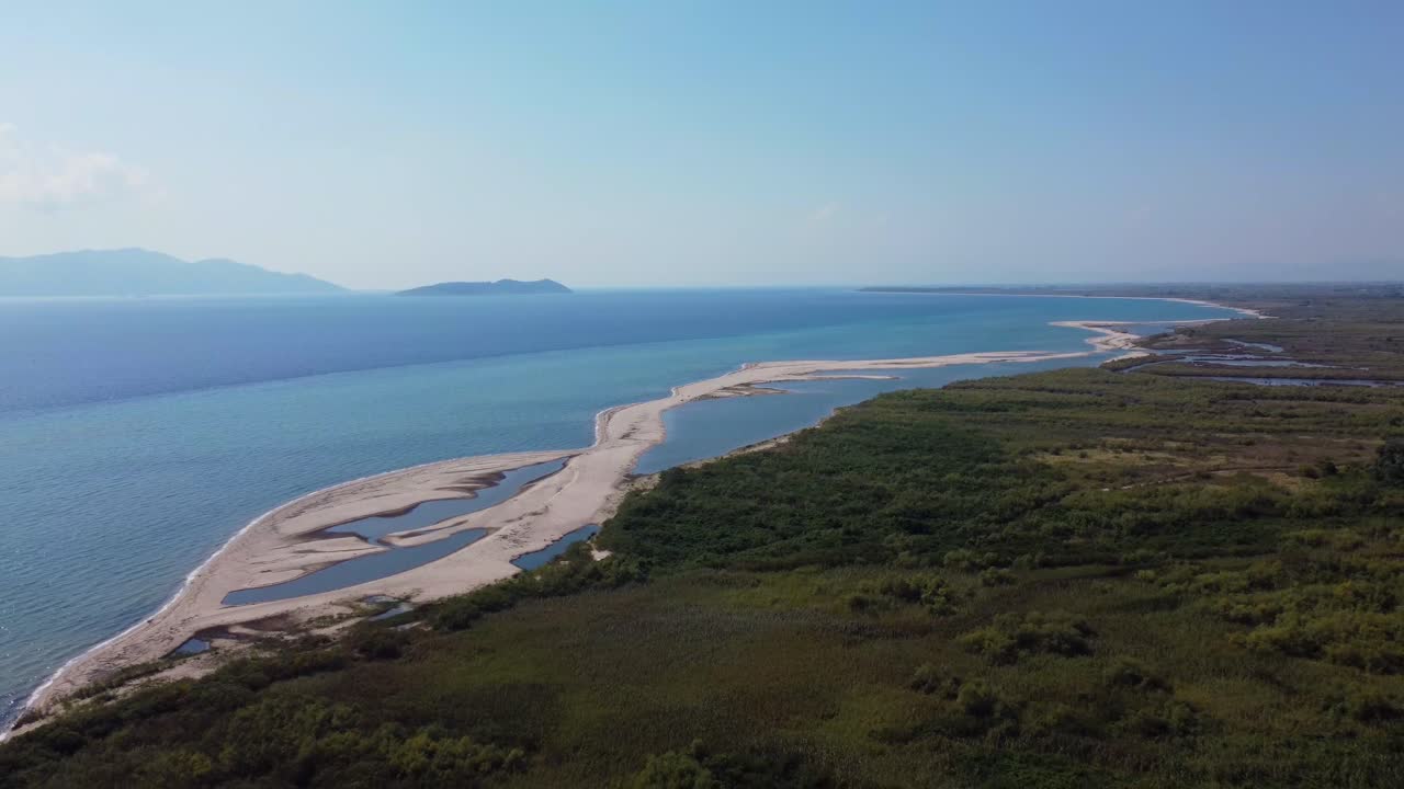 antena sobre el estuario del río y la gran costa, delta del río nestos, grecia