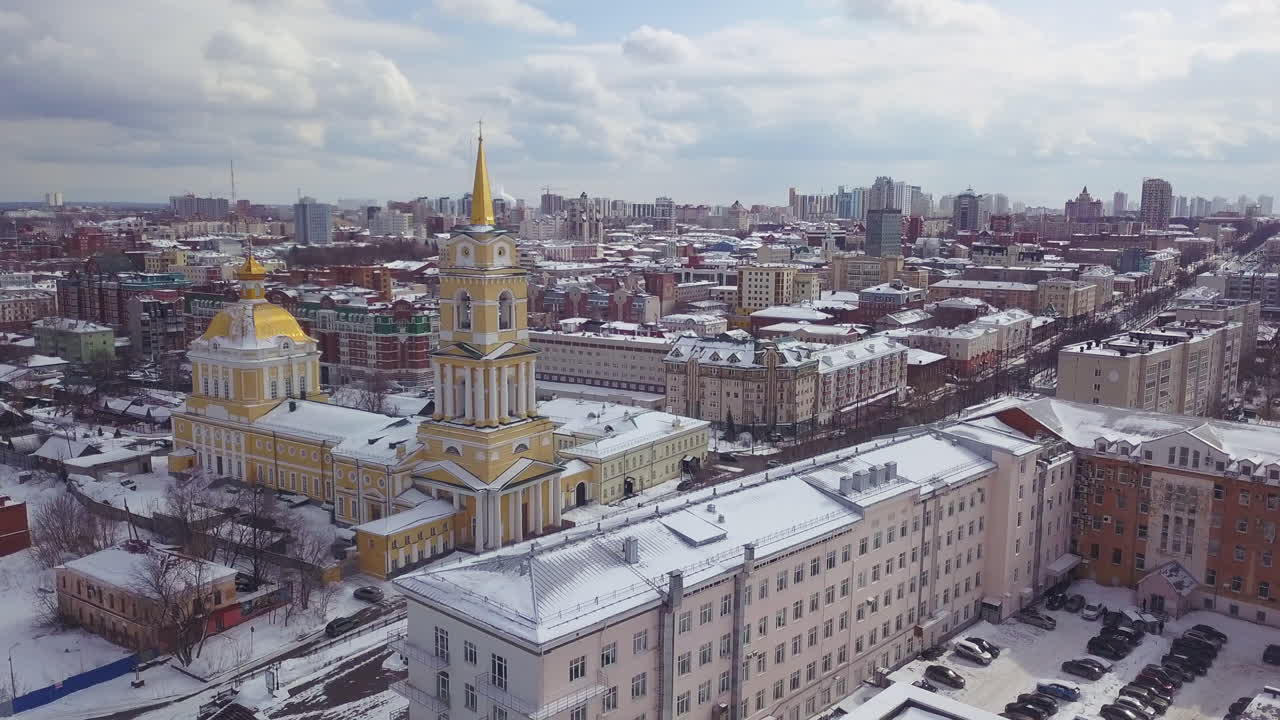 Paysage urbain enneigé avec église